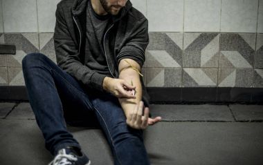 keş adam enjekte ederek uyuşturucu