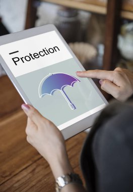  Dijital tablet üzerinde çalışan eller