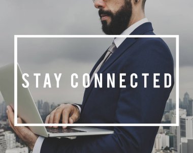 Dizüstü bilgisayar kullanan iş adamı