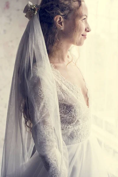 Красива наречена у весільній сукні — стокове фото