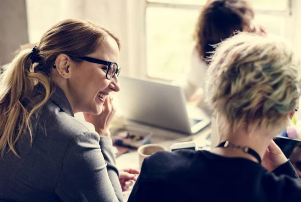 Collega's werken in de werkruimte — Stockfoto