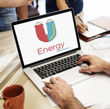 Masada dizüstü bilgisayar kullanan adam