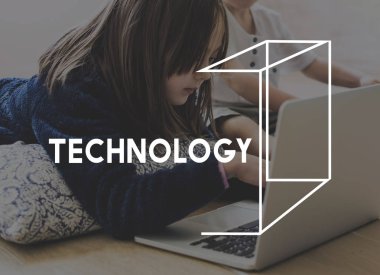 Dizüstü bilgisayar kullanan küçük kız