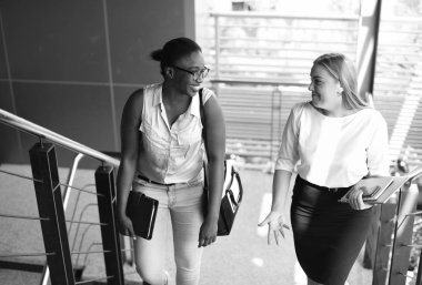 iki kadın yürüyen merdiven 