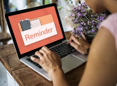 Dizüstü bilgisayarda yazan kişi 