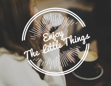 Elinde kahve fincanı tutan kadın.