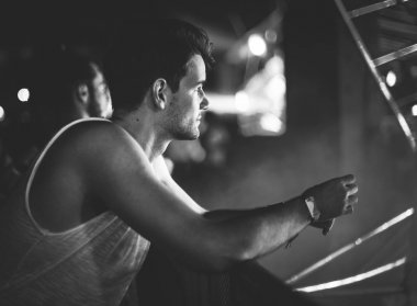 Canlı konser yalnız izlemek oturan adam