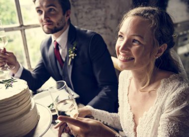 İnsanlar restoranda yemek yiyor.  