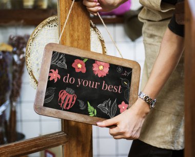 Garson kafede boş işaretiyle