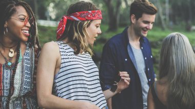  Arkadaşlar birlikte eğleniyor.