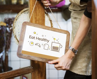 Garson kafede boş işaretiyle