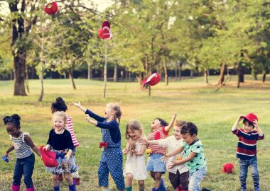 Öğrenciler parkta kırmızı kapaklar