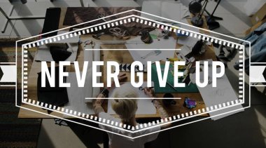 Moda Tasarımcısı çalışma masasında