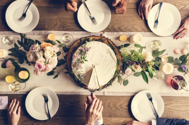 Gelin ve damat pasta kesiyor. 