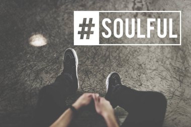 siyah kotun içinde oturan adam