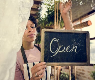 Afrikalı kadın dükkanda çalışan önlük 