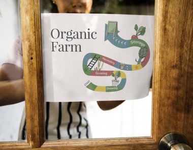 Afrikalı kadın dükkanda çalışan önlük 