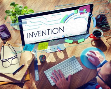 Ofiste bilgisayar kullanarak iş adamı