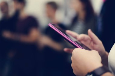 akıllı telefon kullanarak eller 