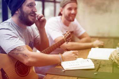 gitar çalmak arkadaş grubu 