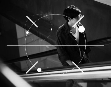 yürüyen merdiven üzerinde Asya adam