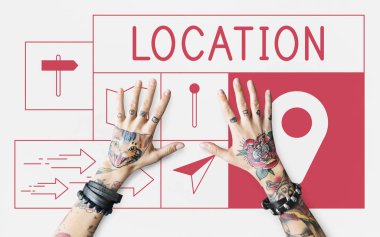 Dövmeli kadın eller