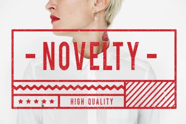 sarışın kısa saçlı kadın