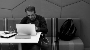 yaratıcı çalışma alanında çalışan adam