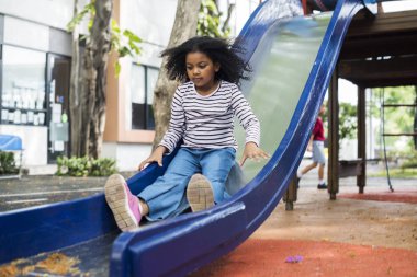 oyun alanında oynayan kız