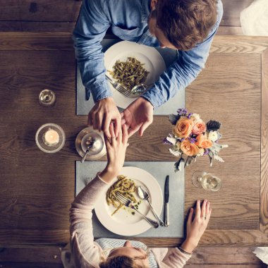 Adam kadının evlenme yüzüğü vermek 