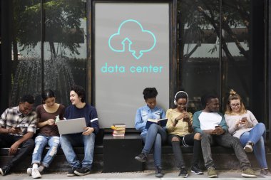 çeşitlilik öğrenciler sokakta oturan