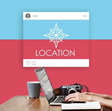 Dizüstü bilgisayarda yazı yazan kadın elleri 