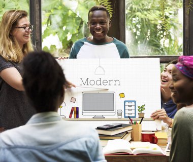 Öğrenciler birlikte okuyorlar.