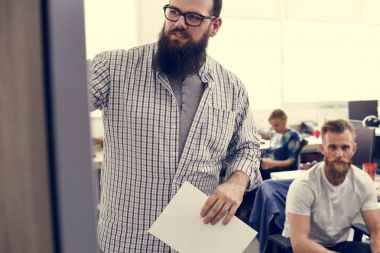 Başlangıç iş planı yazıyor adam