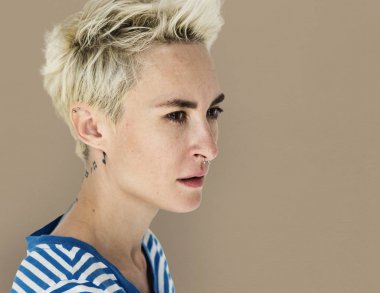 dövme çekici sarışın kadınla 