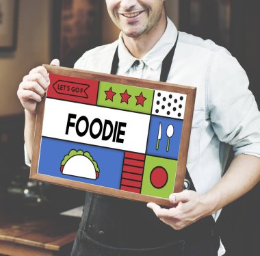 siyah önlük poster tutan adam