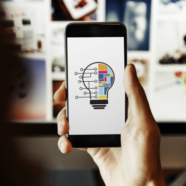 El ele tutuşan akıllı telefon. 