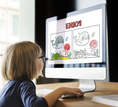 küçük kız monitör ekranına bakarak