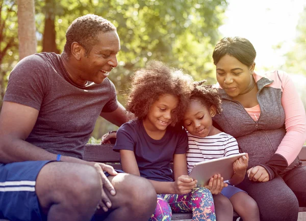 Famille utilisant une tablette numérique — Photo