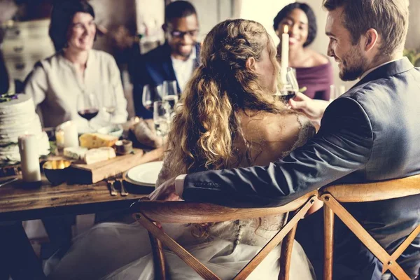 사람들은 테이블에 결혼식을 축 하 — 스톡 사진