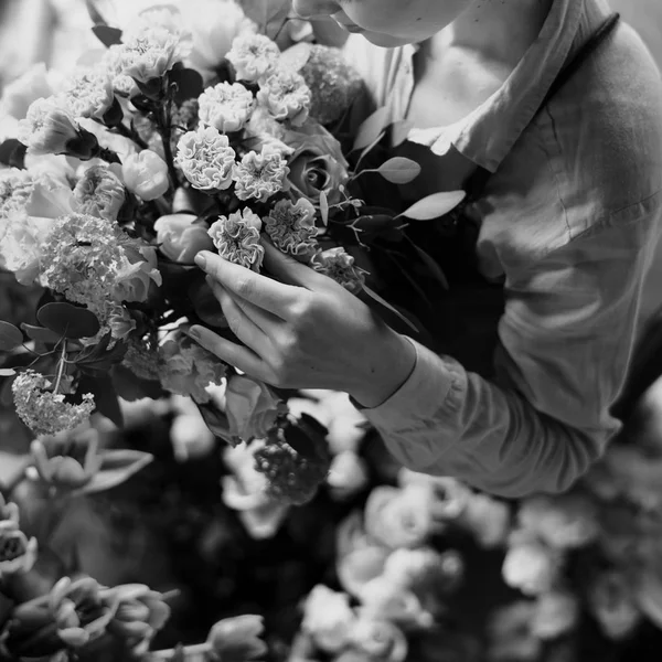 여 자가 들고 꽃다발 — 스톡 사진