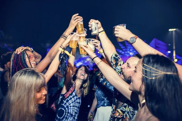 Vänner njuter musikfestival — Stockfoto