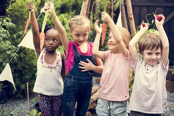Niños sosteniendo verduras — Foto de Stock