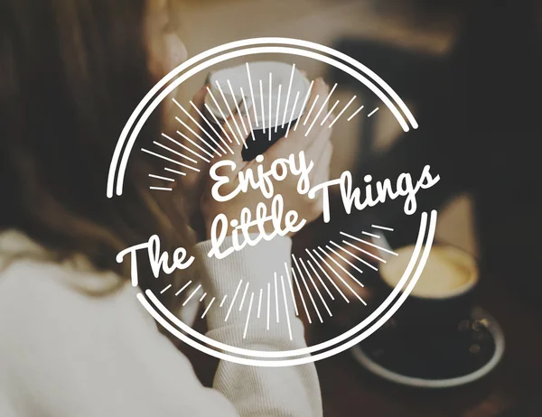 Elinde kahve fincanı tutan kadın.