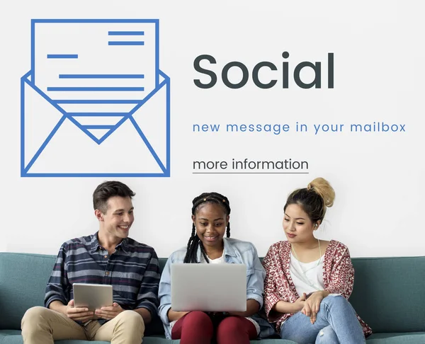 Arkadaşlar dijital cihazlar kullanarak 