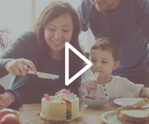 Familie viert verjaardag — Stockfoto