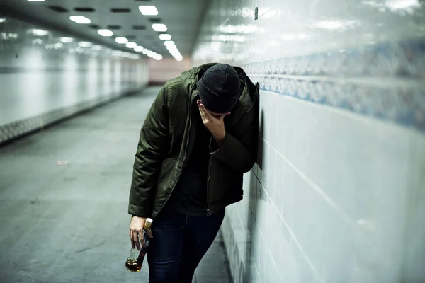 Opilý bezdomovec hospodářství láhev — Stock fotografie