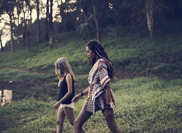 Les femmes marchant par la nature — Photo