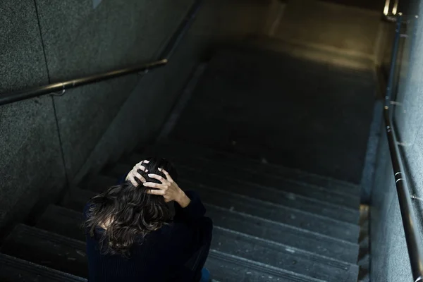 Donna senzatetto seduta sulle scale — Foto Stock