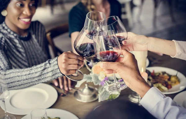 Pessoas comendo em restaurante — Fotografia de Stock